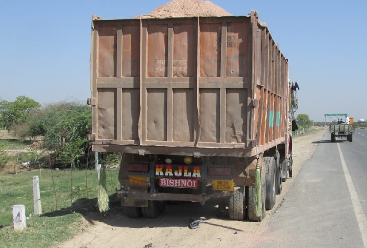 Three person died in road accident of a family in hisar of Haryana