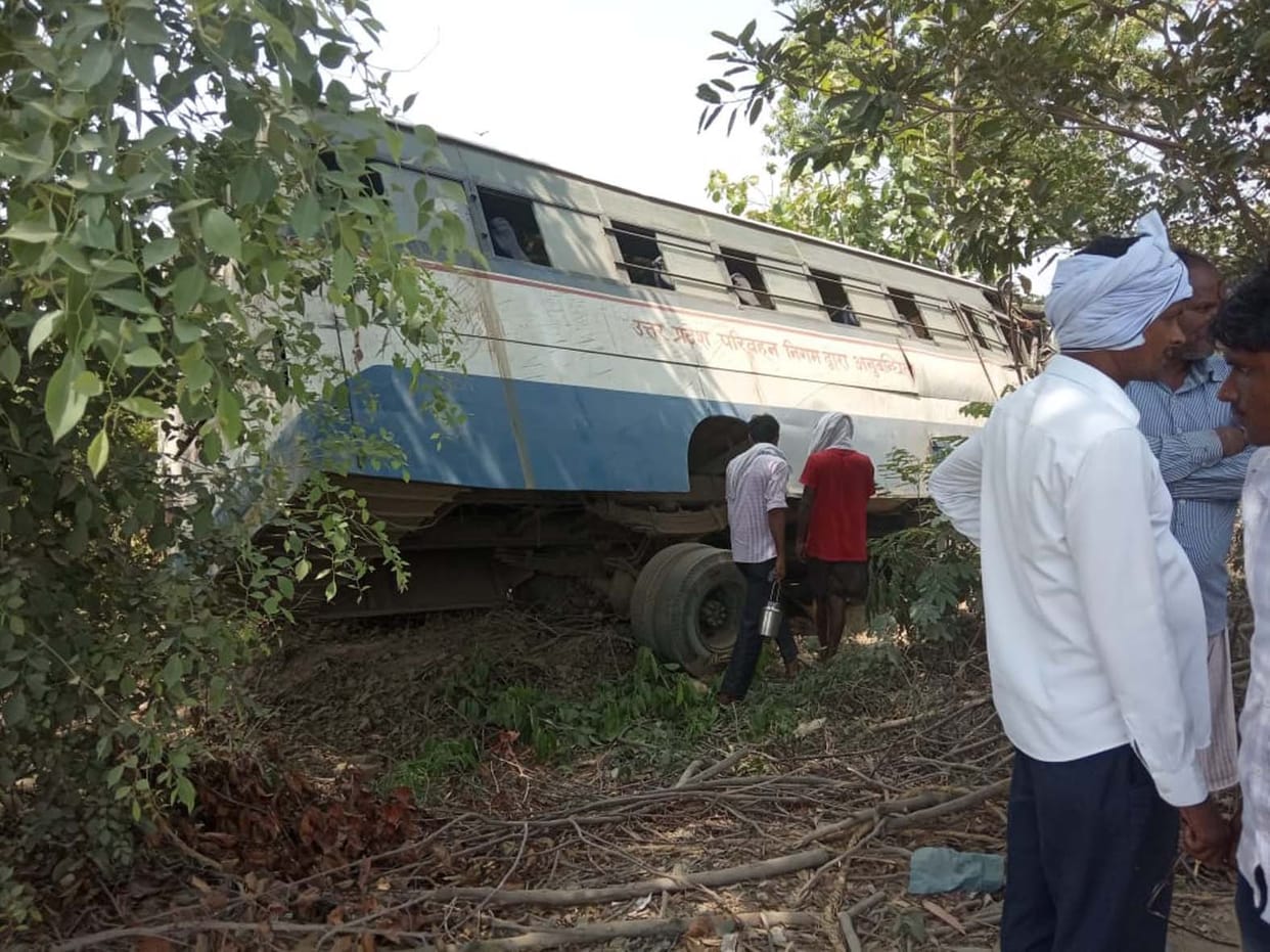 अनुबंधित बस और ट्रैक्टर ट्राली में टक्कर, दो घायल