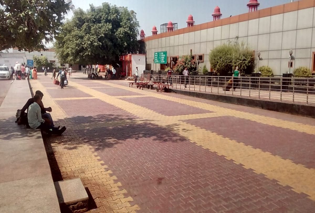 agra cantt railway station pictures share by police on social media