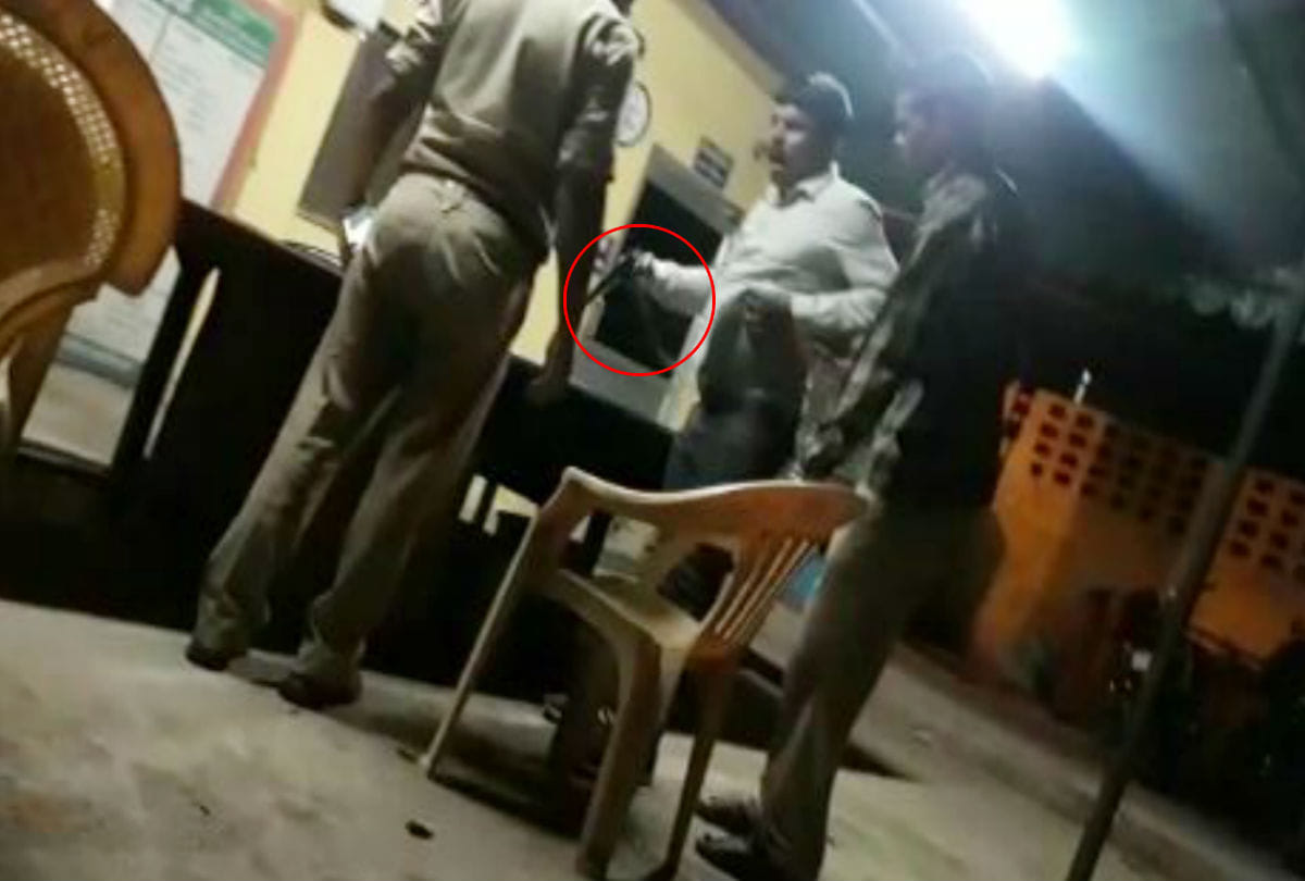 constable pointed the pistol to police inspector in police station agra