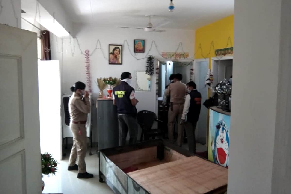 woman dead body found wrapped in blanket in a flat in Meerut