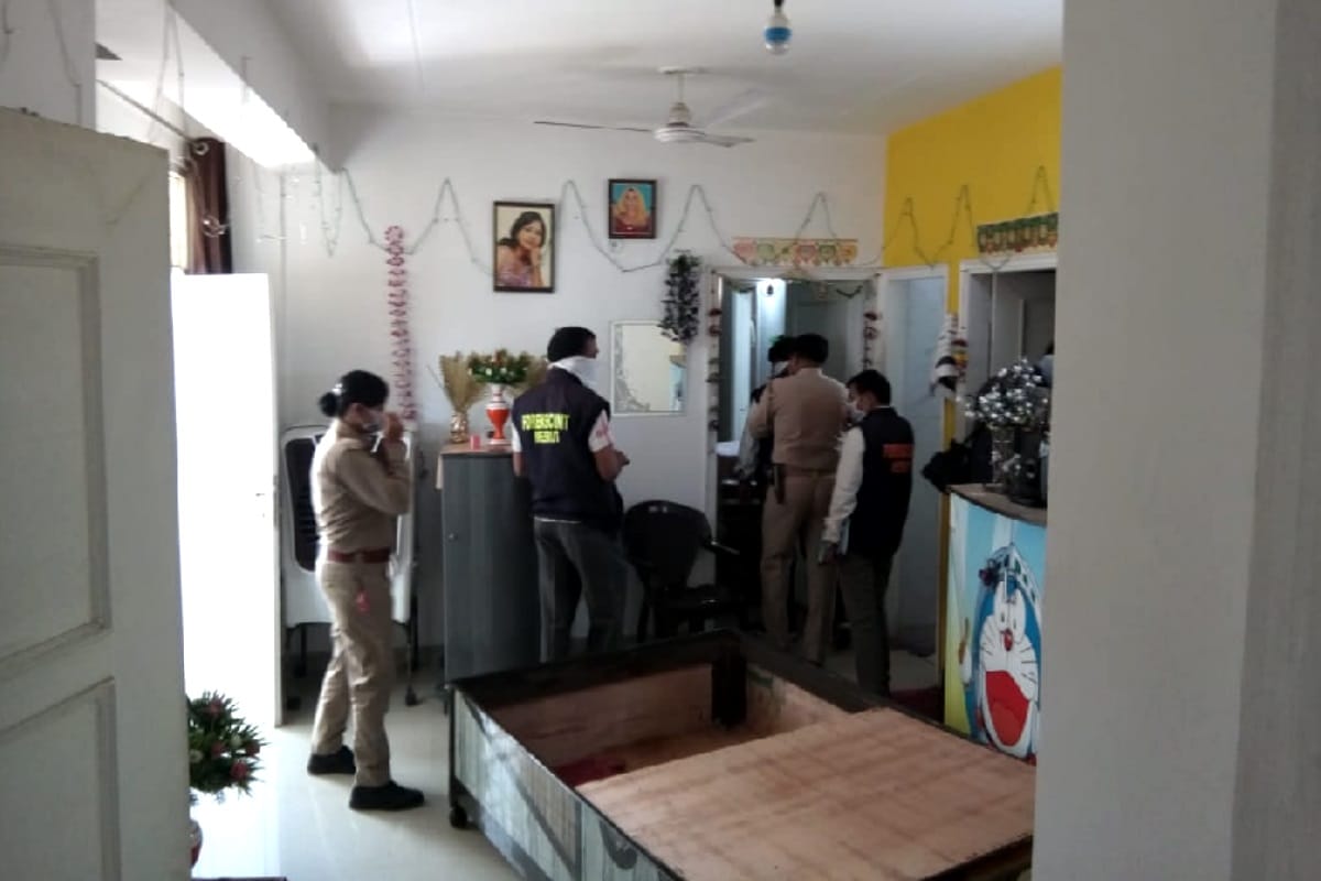 woman dead body found wrapped in blanket in a flat in Meerut