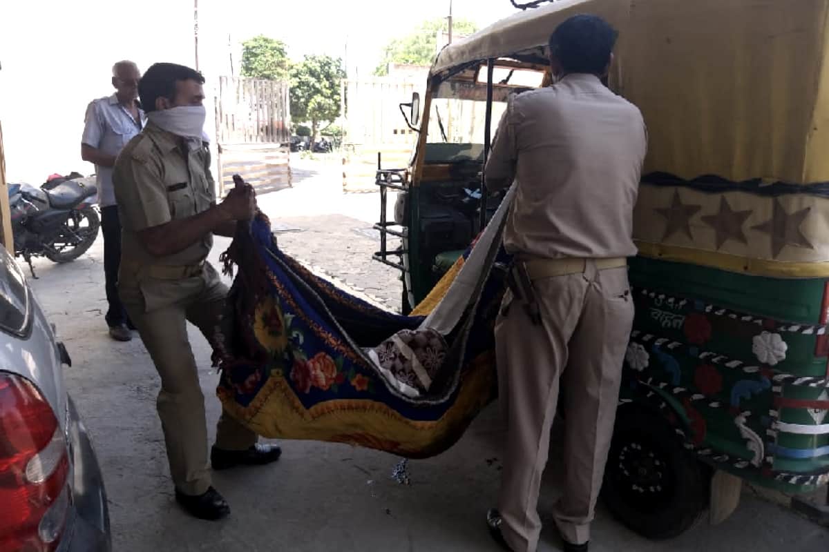 woman dead body found wrapped in blanket in a flat in Meerut