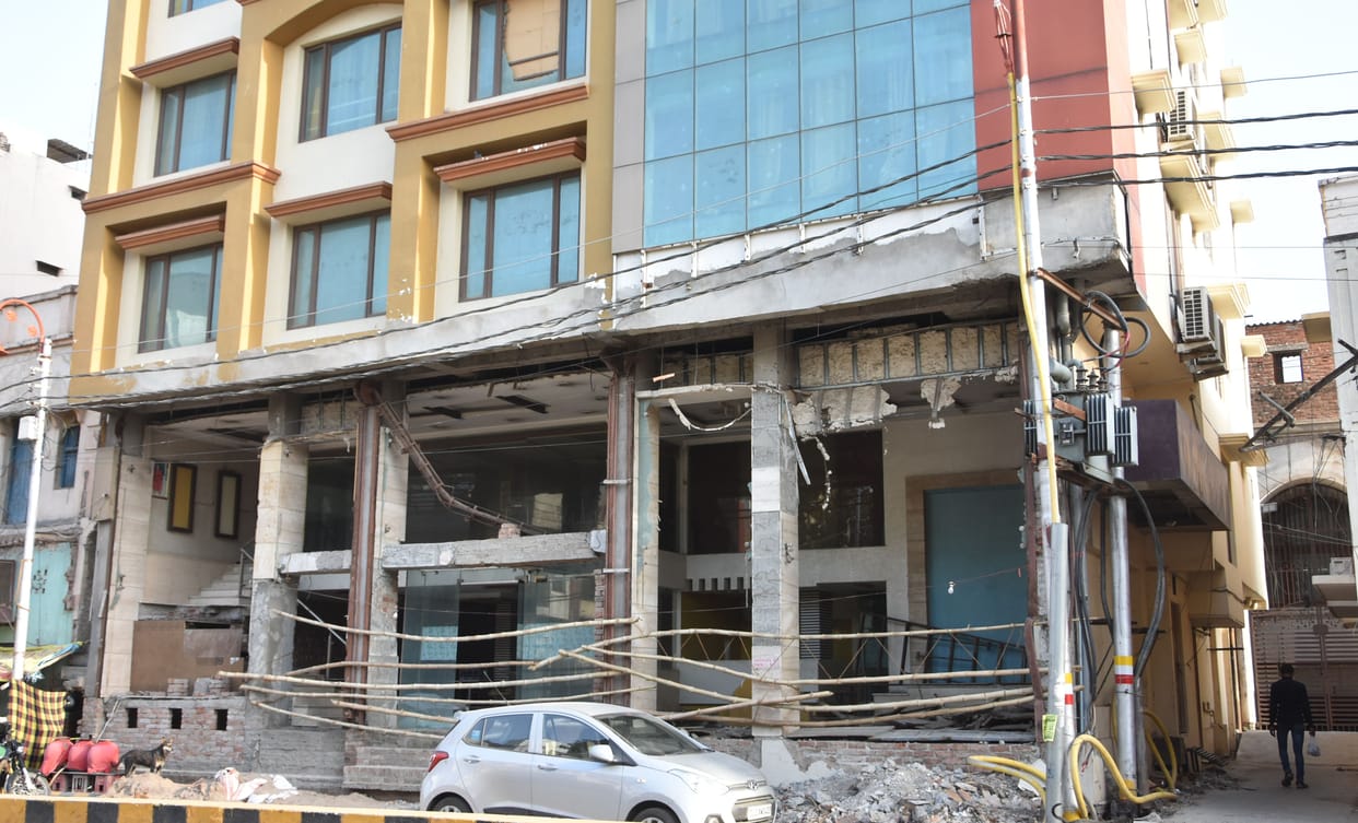 Prayagraj: The Force arrived for the demolition of the Crown Palace returned empty handed