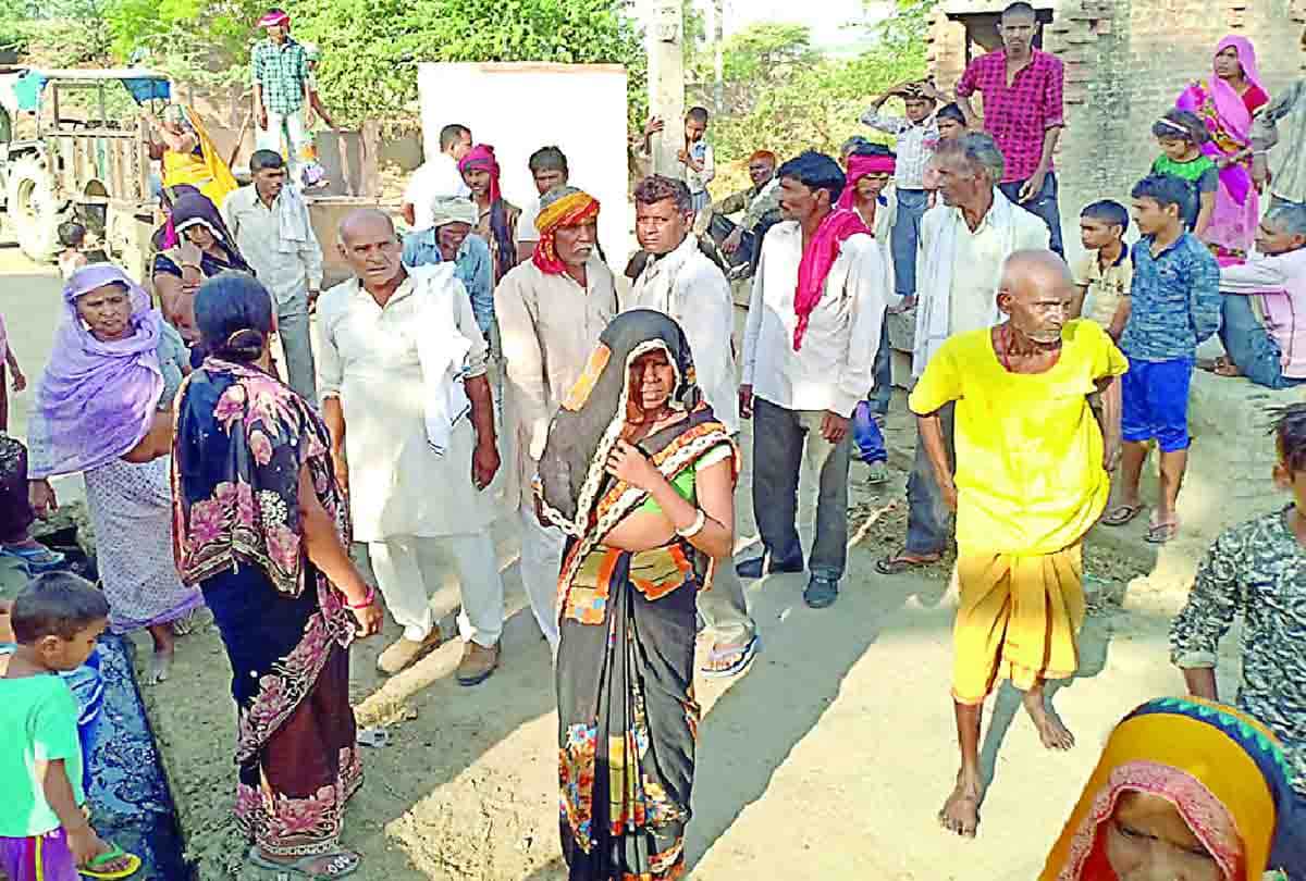 samajwadi party workers beating villagers