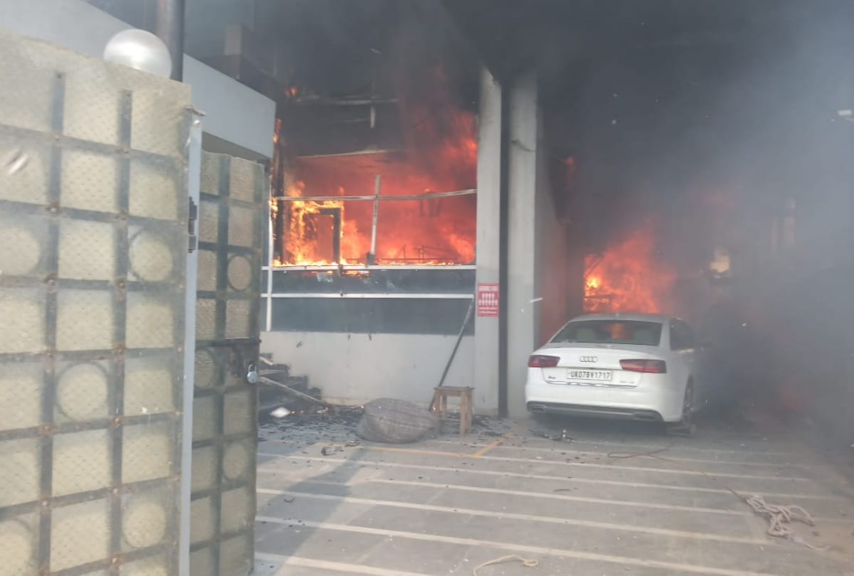 noida garment company catches severe fire lakh of property burn