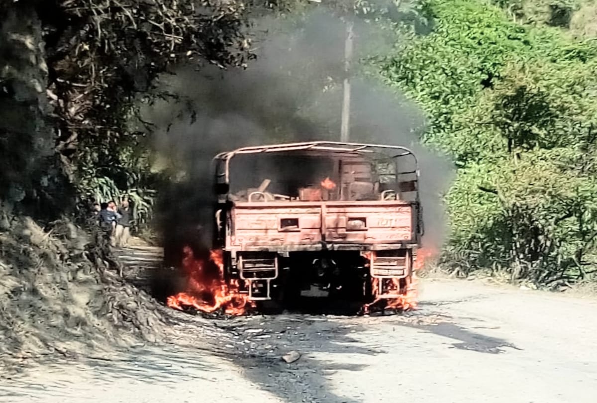 pics of moving army truck on fire in basantpur shimla