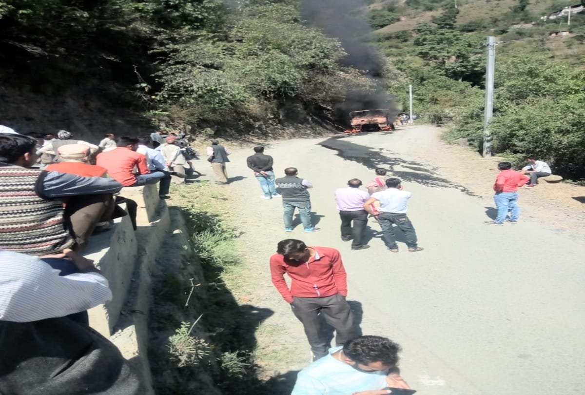 pics of moving army truck on fire in basantpur shimla