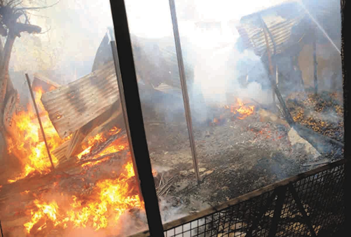 Pratapgarh: fire in vegetable market, 2 godowns, 8 shops burning and ashes