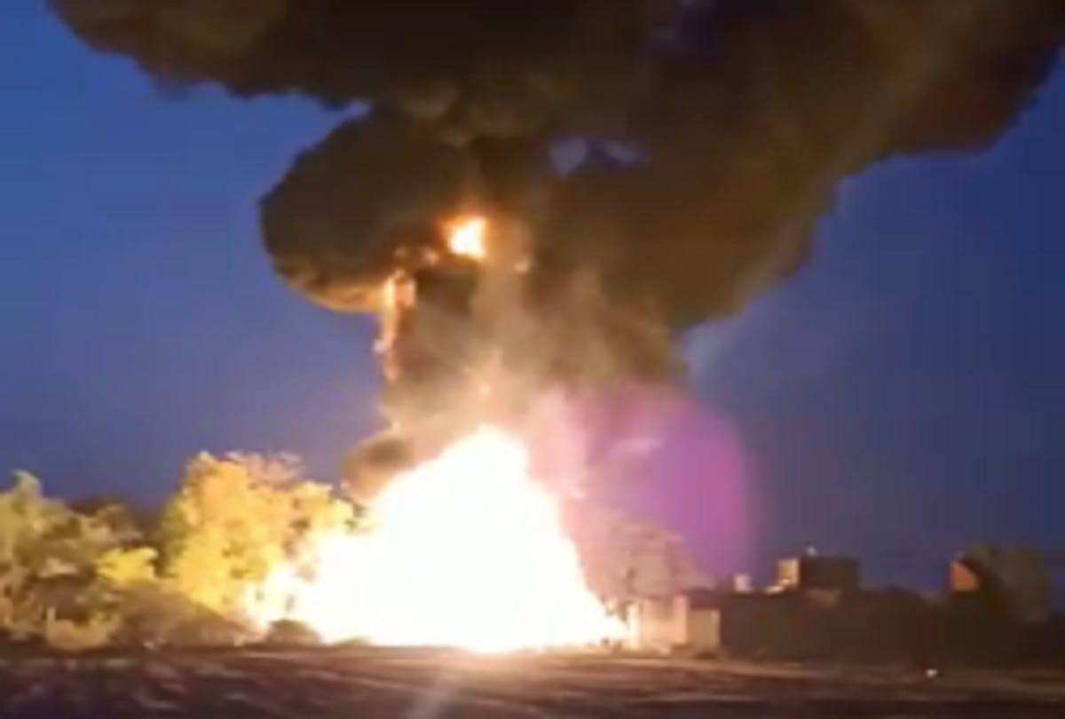 Gas tanker caught fire in hazaribagh and three people dies in jharkhand