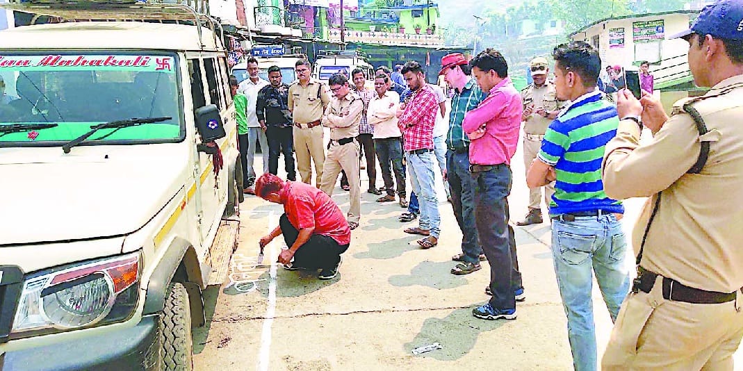mukhy baajaar mein ek samay mein khade rahege sirph chaar vaahan