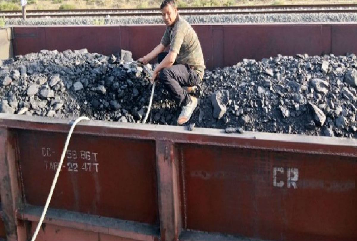 Thieves stole hundred bags of urea manure from a moving goods train
