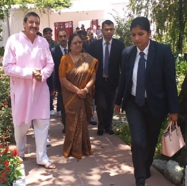 सोमवार की सुबह कैंची धाम पहुंचीं राज्यपाल मौर्य