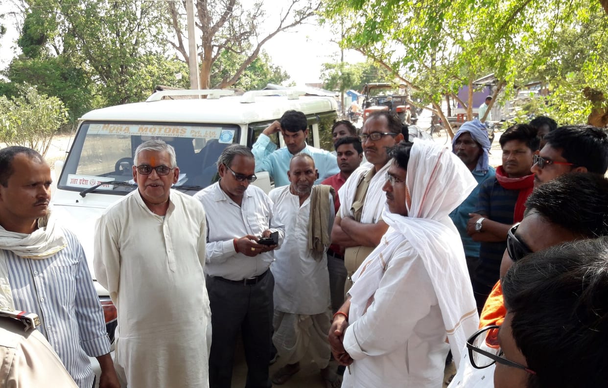 घनी आबादी से ले जा रहे थे तार
