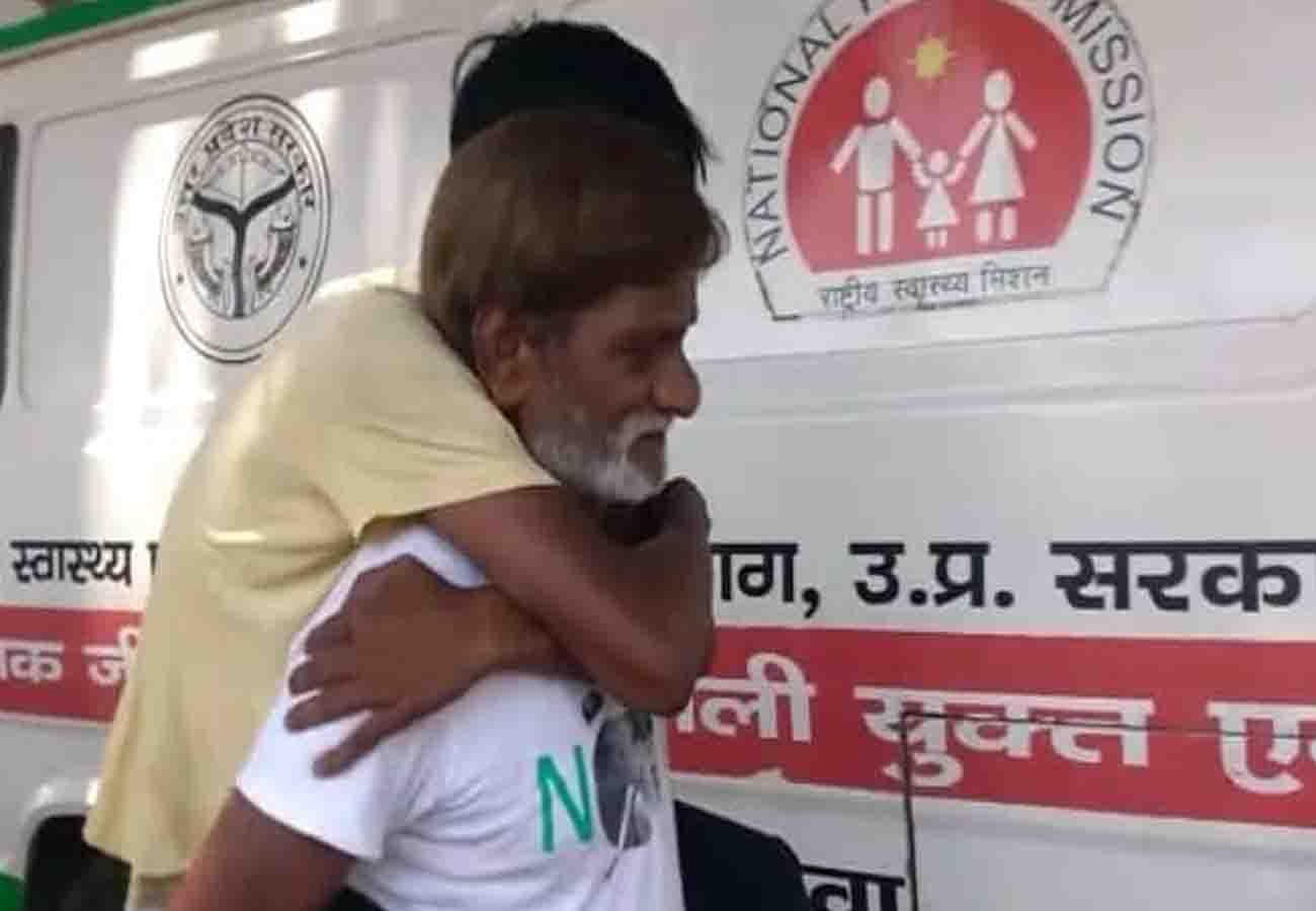 old father take his sick son on his back run in Hallet hospital in kanpur