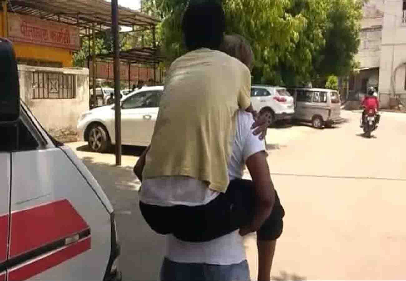 old father take his sick son on his back run in Hallet hospital in kanpur