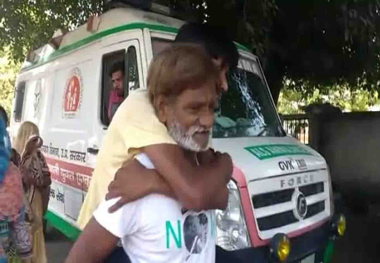 old father take his sick son on his back run in Hallet hospital in kanpur