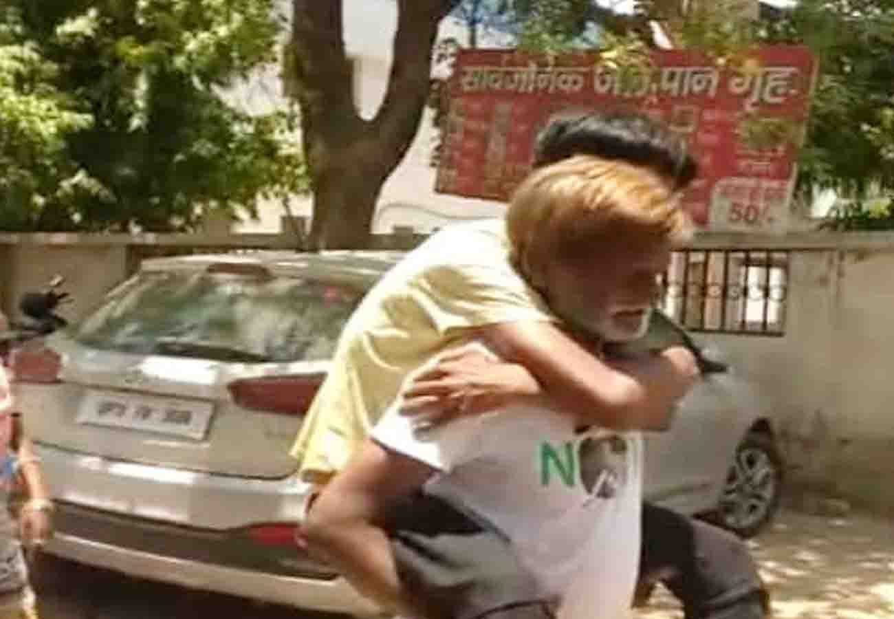 old father take his sick son on his back run in Hallet hospital in kanpur