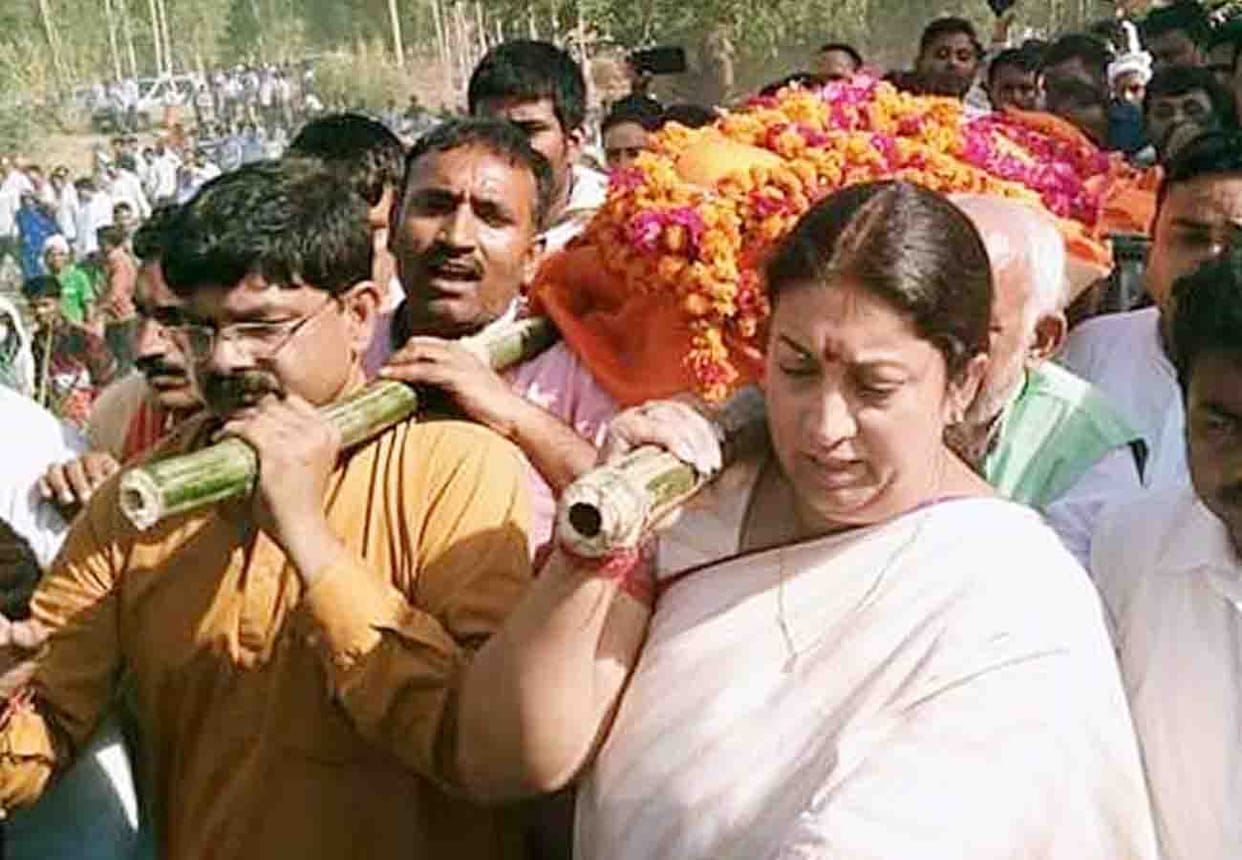 smriti irani lends a shoulder to bjp leader surendra singh news