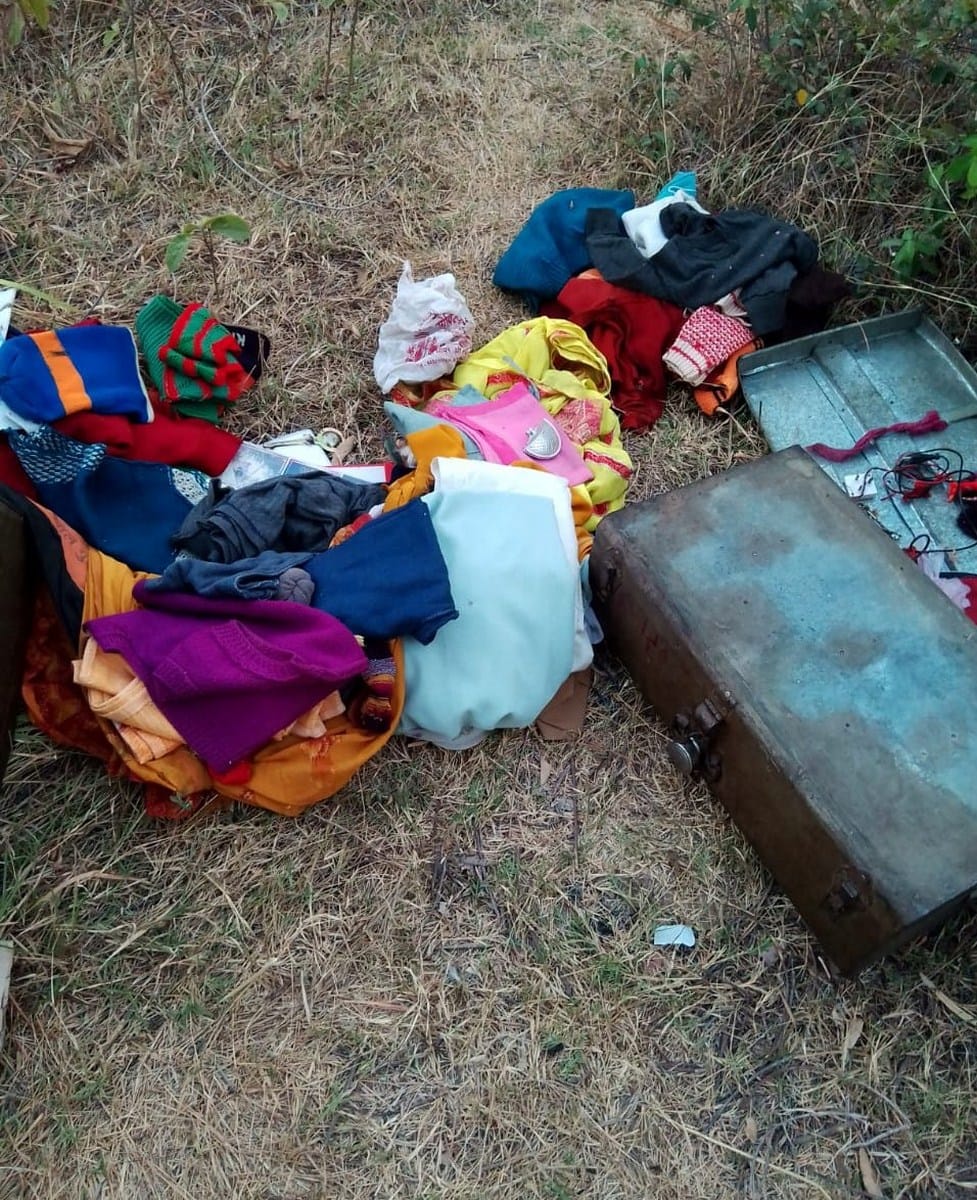 छत के रास्ते घर में घुसे चोर, उड़ाए लाखों के सामान