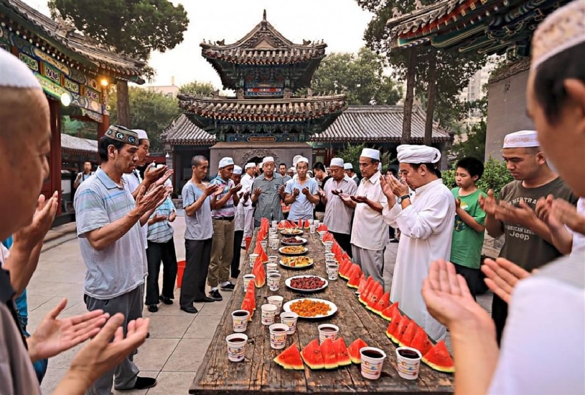 Malaysia police work in waiter dress to catch people who are not fasting in Ramzan
