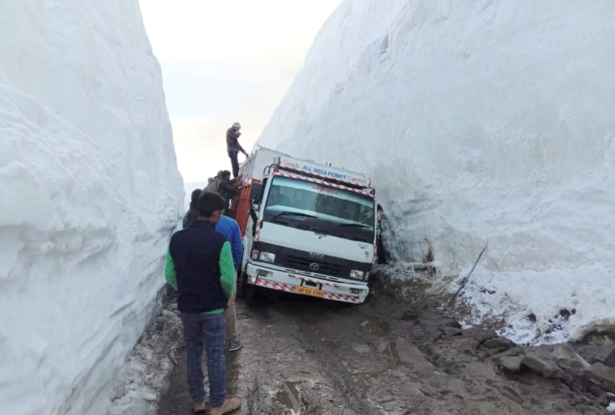 Cyclone 'Maha' impacts Jammu and Kashmir and Ladakh, warning of heavy rain and snow