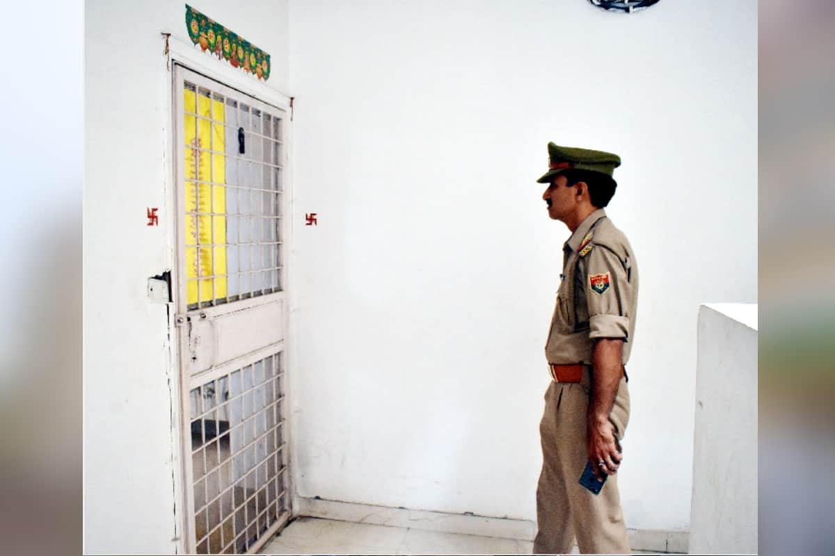 woman dead body found wrapped in blanket in a flat in Meerut