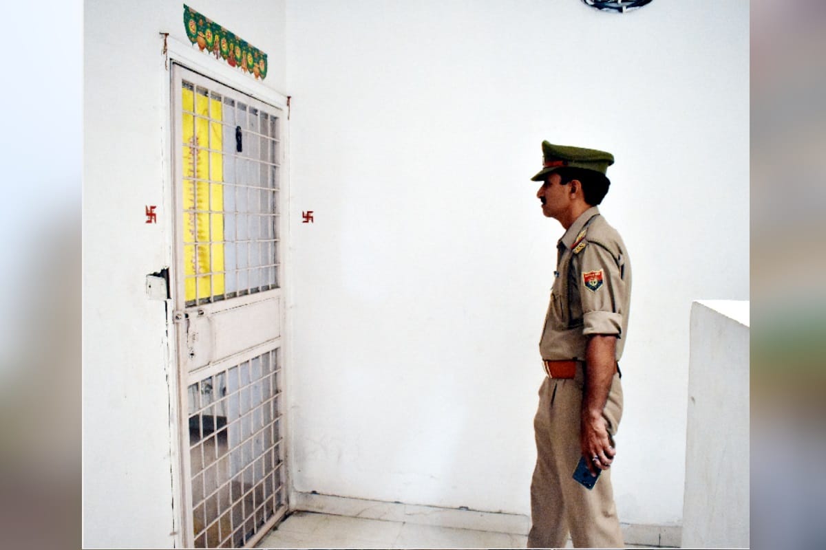 woman dead body found wrapped in blanket in a flat in Meerut