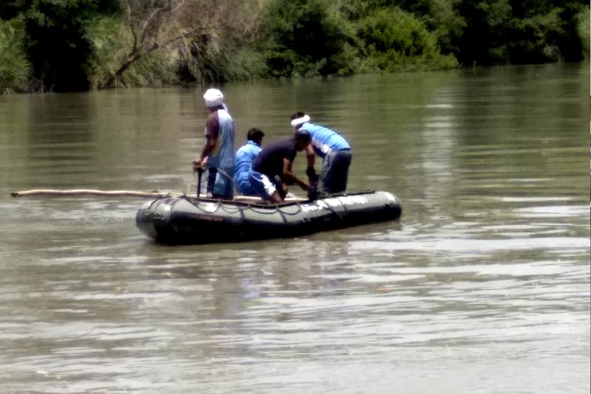 three friends of delhi city sank in Gang canal in Meerut sardhana