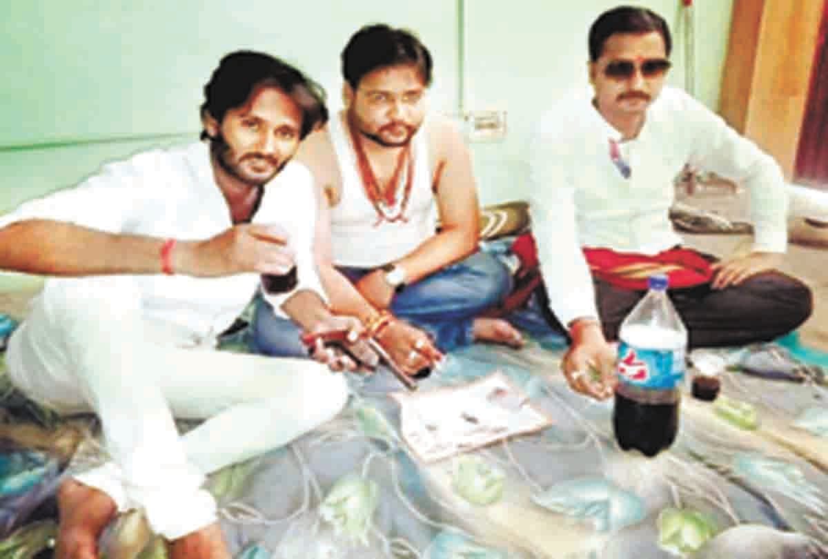 Pratapgarh: Youth's photo viral with pistal on social media