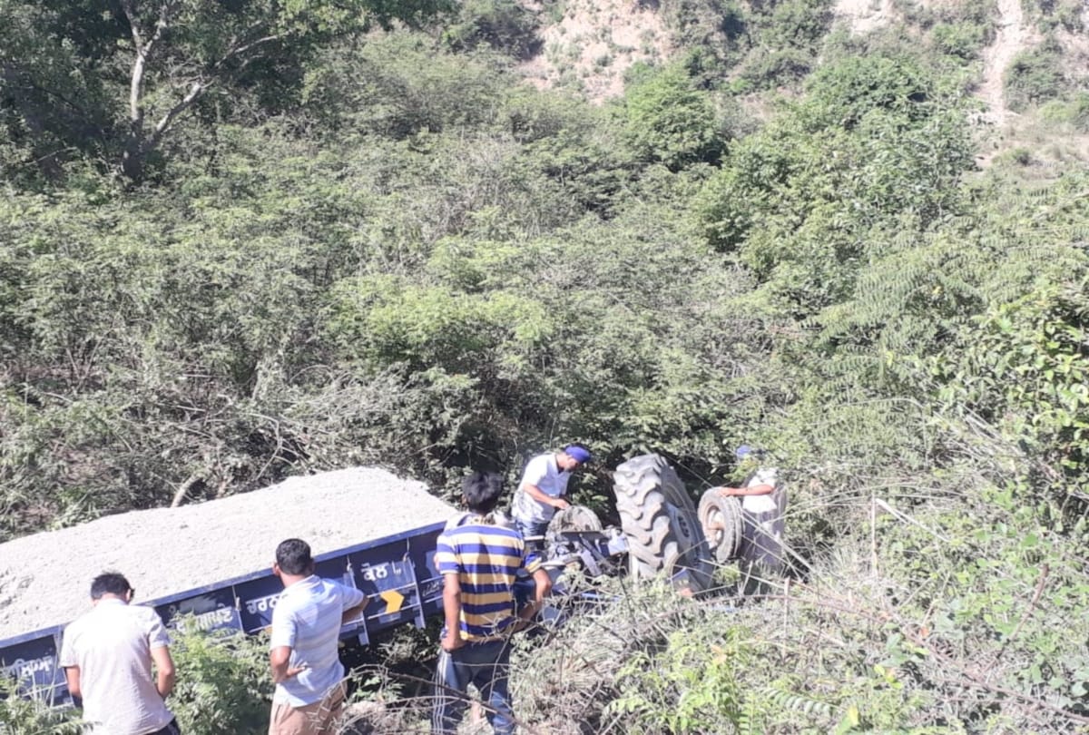 three dead after tractor trolley fell into trench