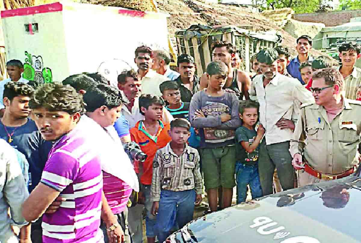 samajwadi party workers beating villagers because they not gave vote to mulayam singh yadav