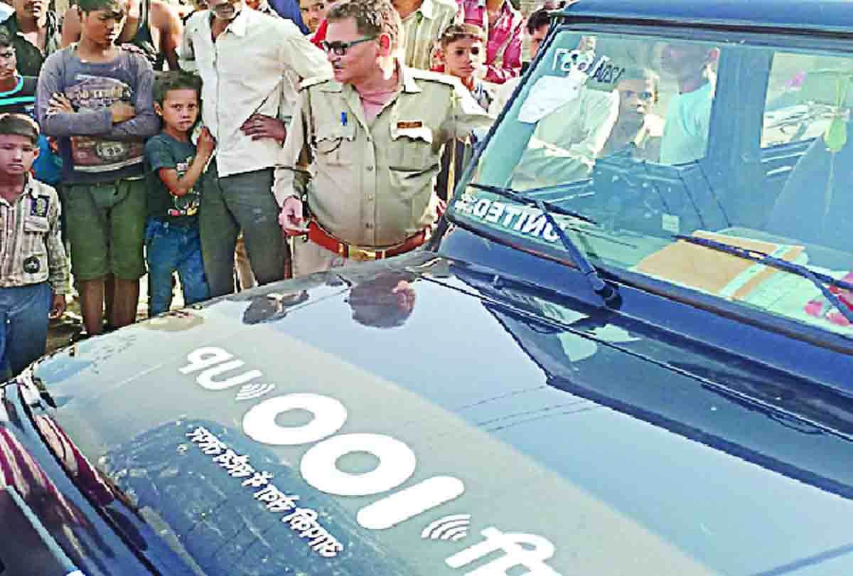 samajwadi party workers beating villagers because they not gave vote to mulayam singh yadav