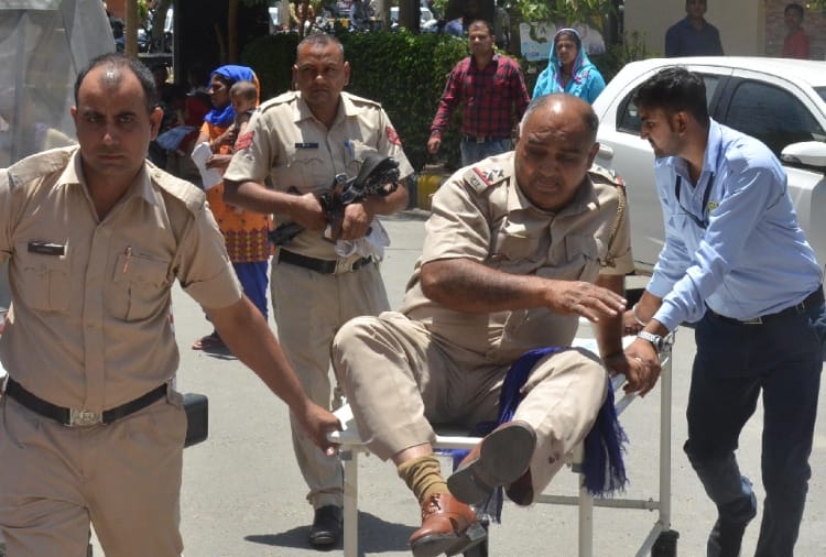 crooks fire at police to free prisoner in karnal
