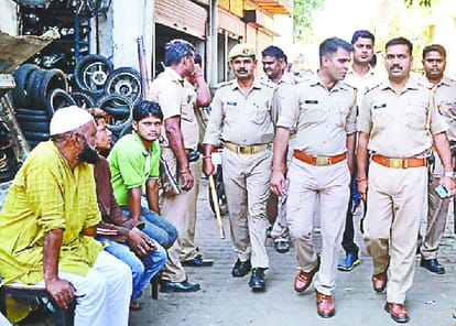 Meerut police raid in mannu shop and five accused arrested