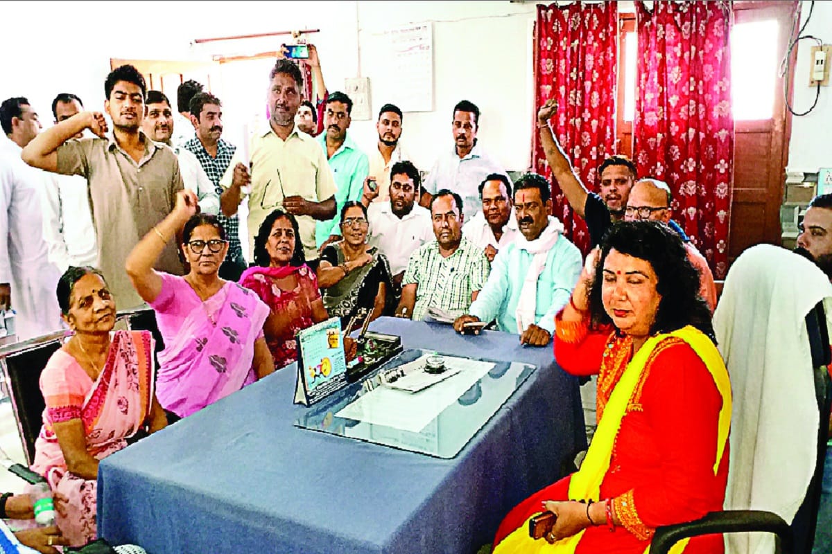 BJP workers protests in Municipal EO office at Deoband