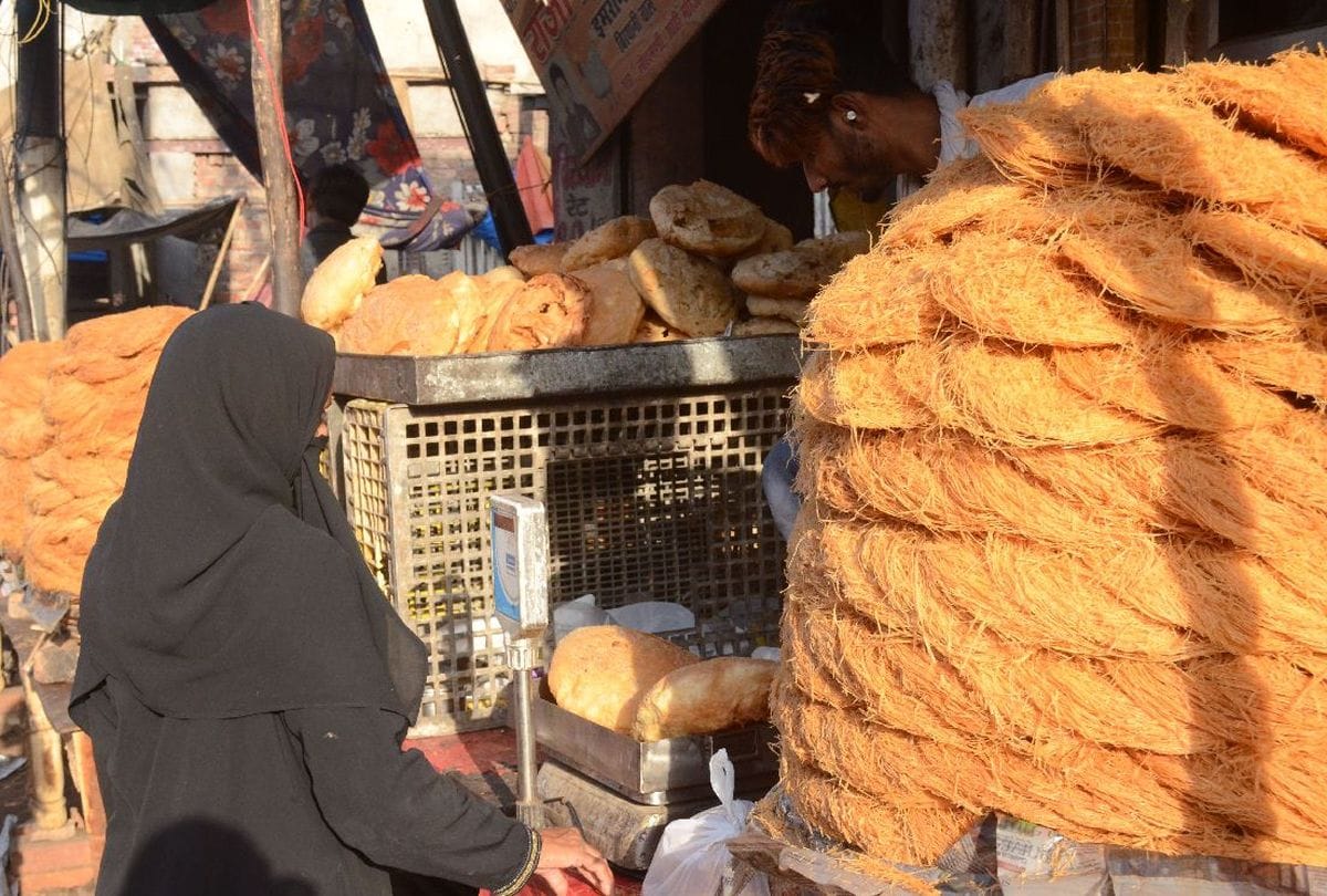 Eid shopping gains momentum in agra markets