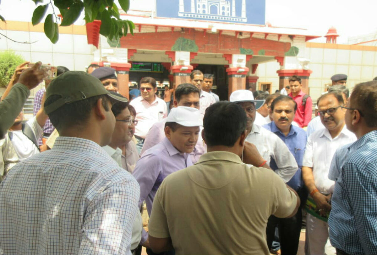 agra cantt railway station pictures share by police on social media