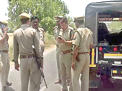 Bikers gang looted the couple on the strength of tamanche