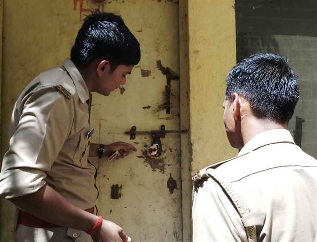 iglass court employee death body found hanged