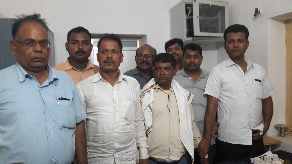 Take bribe lawgrains arrested