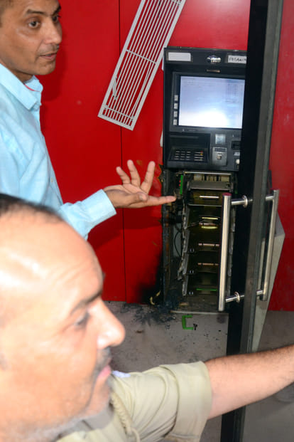 11.51 lakhs of money stolen by ATM from Gastric in Prayagraj