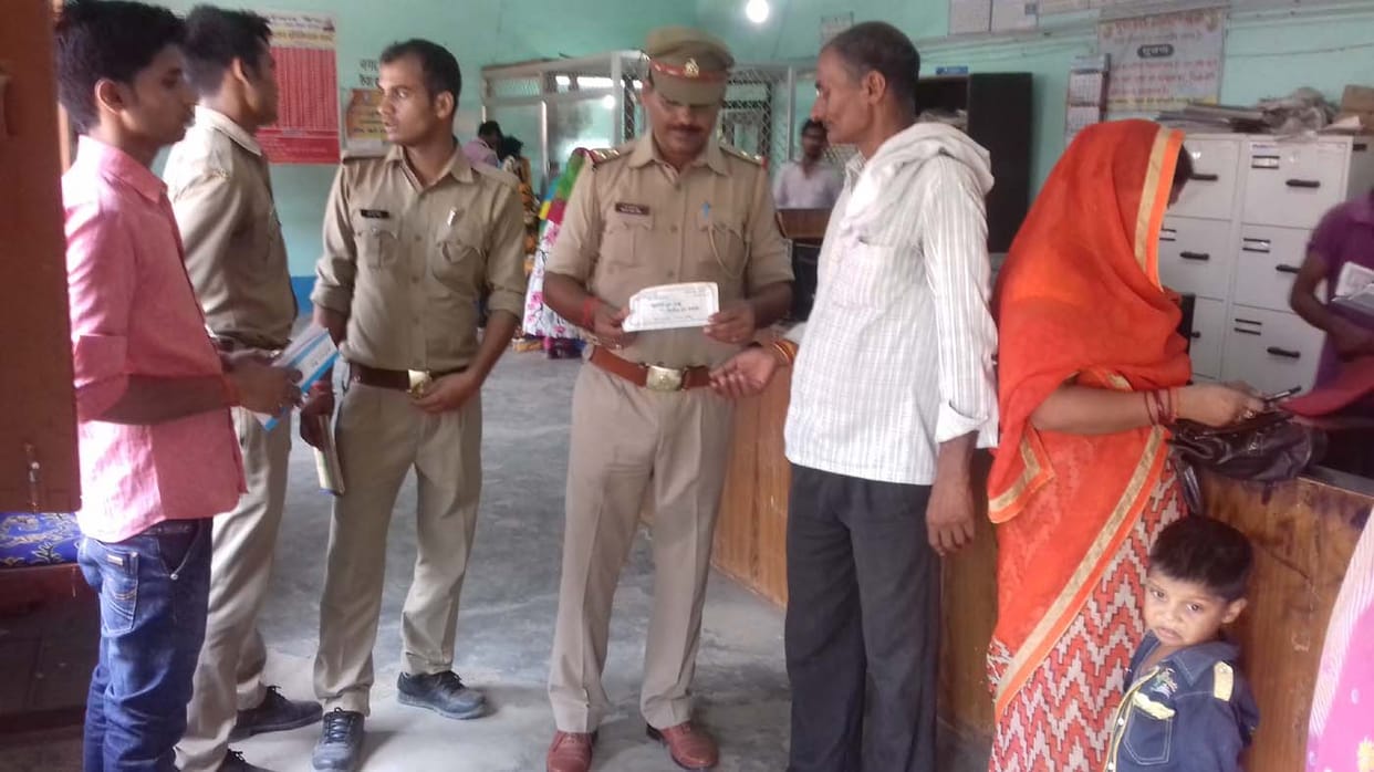 पुलिस ने बैंक का किया निरीक्षण