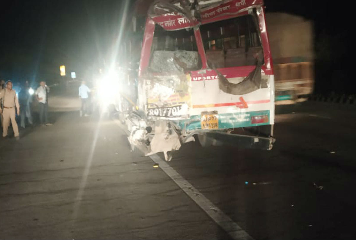 Bus Accident on Yamuna Expressway One Died in Raya Mile Stone 108