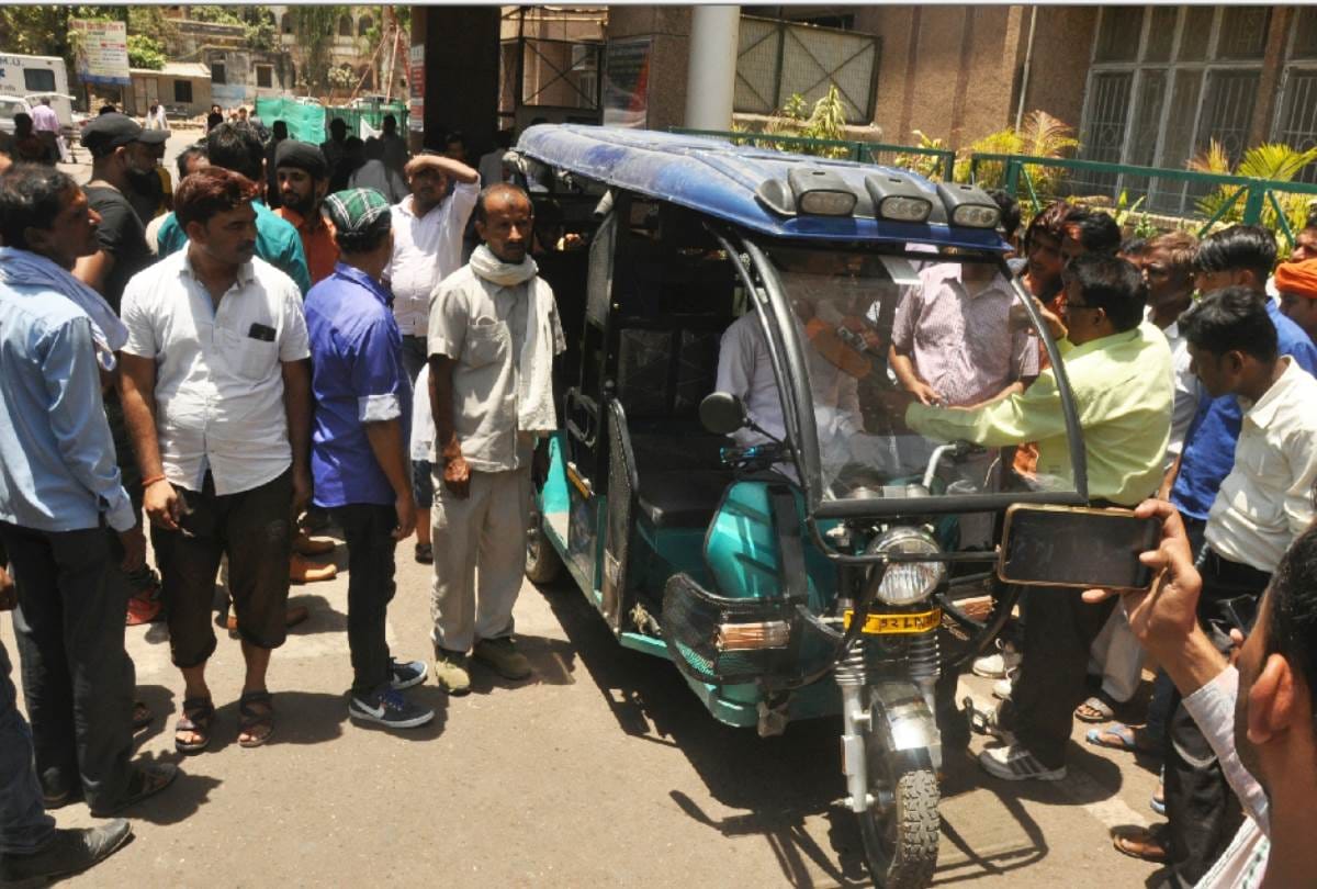 A man get shot by goons in thakurganj in Lucknow.