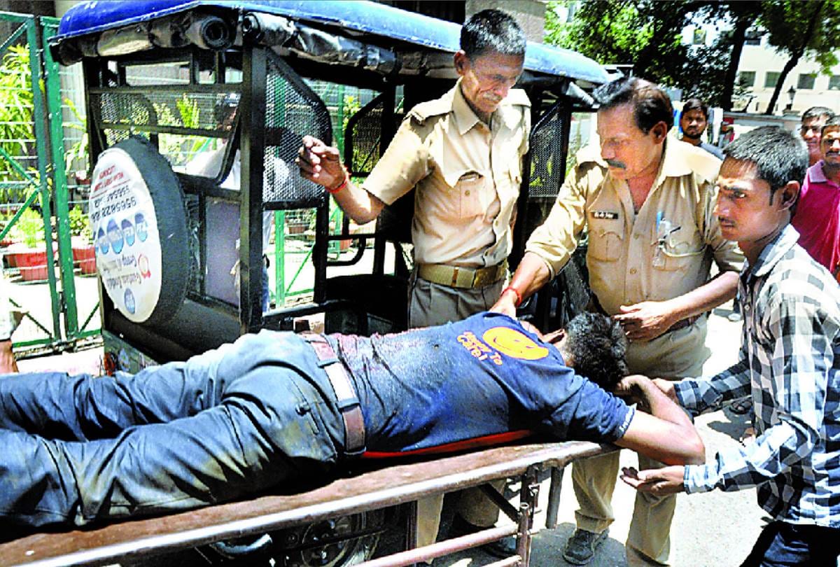 A man get shot by goons in thakurganj in Lucknow.