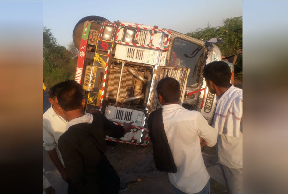 Dead Man Found Hanging from Tree Near Truck Latest News in Hindi