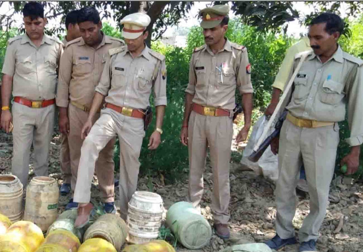 death due to poisonous alcohol in Barabanki up police came in action mood
