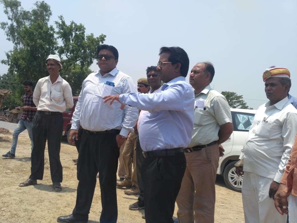 डीएम ने तटबंध का निरीक्षण किया