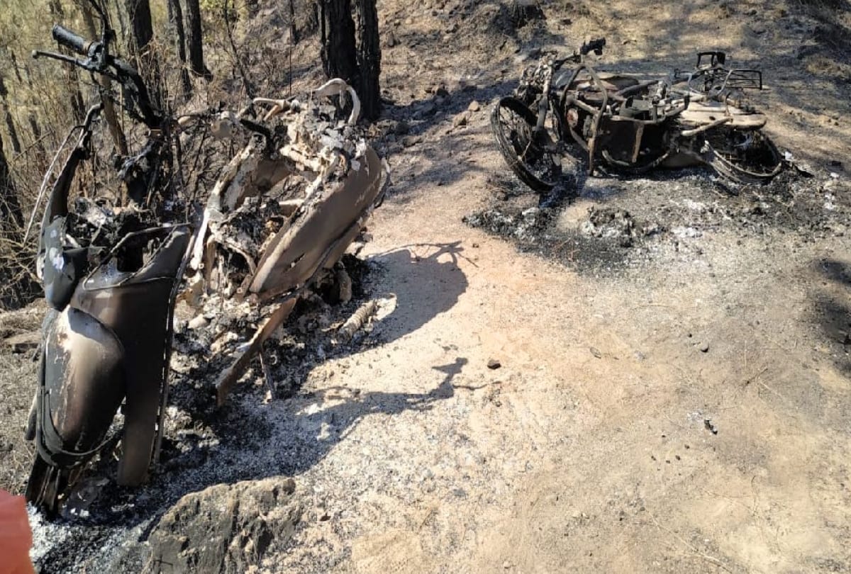 Bike and scooter reduced to ashes in forest fire mandi himachal
